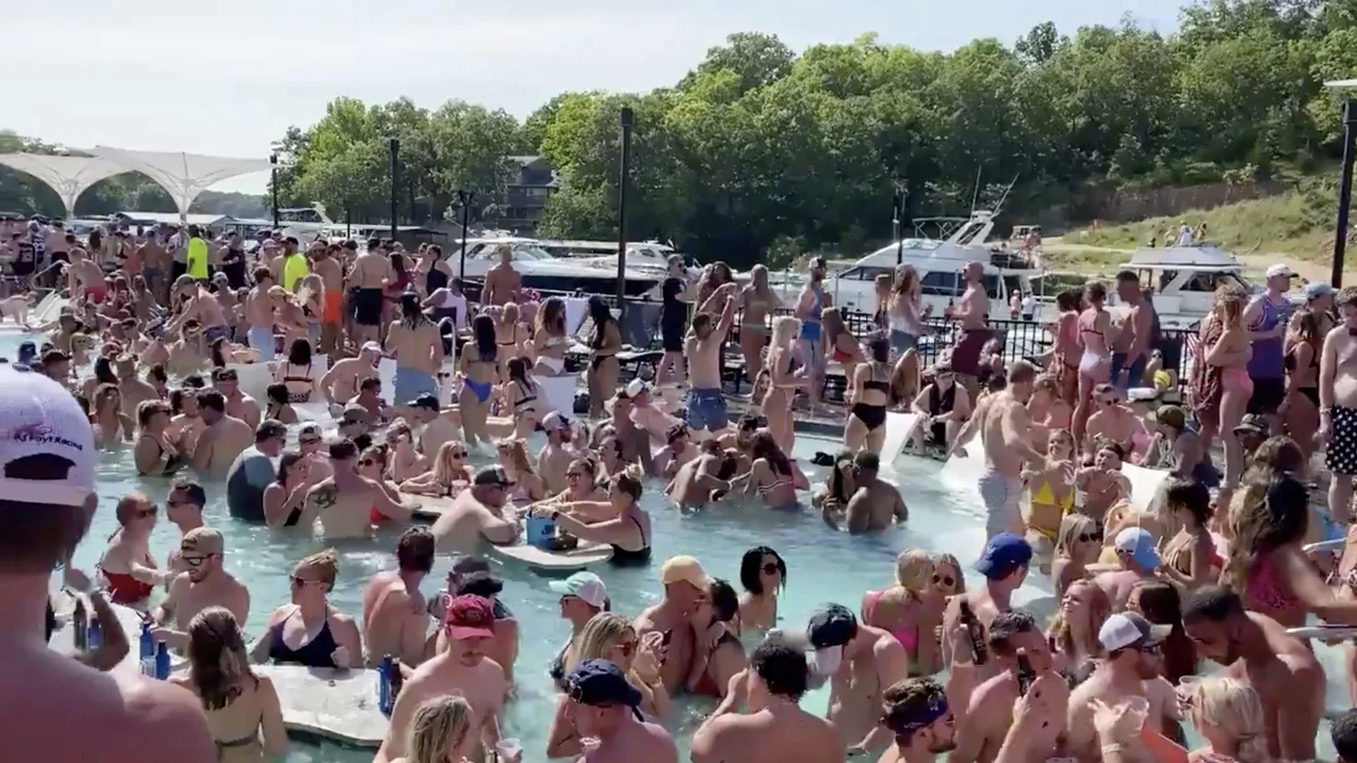 Una fiesta en una piscina en Misuri