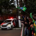 Supporters of Brazil's President Jair Bolsonaro protest near the house of Sao Paulo's Governor Joao Doria against quarantine measures amid the coronavirus disease (COVID-19) outbreak, in Sao Paulo, Brazil, May 24, 2020. REUTERS/Amanda Perobelli