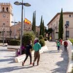 Varias personas pasean este domingo por la plaza de la Constitución de Totana, en Murcia
