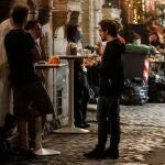 "Hora feliz" en el Trastevere de Roma. Las calles y terrazas de este distrito de la capital italiana se han llenado de jóvenes este fin de semana
