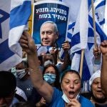 Seguidores del primer ministro israelí, Benjamin Netanyahu, se congregaron ayer a las puertas del tribunal donde se le juzga por corrupción