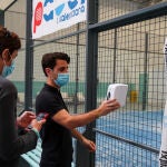Dos trabajadores comprueban las instalaciones y nuevas medidas que han implementado en el Club de Pádel K7 de Valencia tras la modificación de una Orden del Ministerio de Sanidad en la que se permite desde este lunes en toda España dar clases de tenis y pádel y jugar en la modalidad de dobles. En la fase 1 se podrá jugar en pista al aire libre y en la fase 2 también en pista cubierta, aunque siempre respetando las medidas sanitarias establecidas por las autoridades