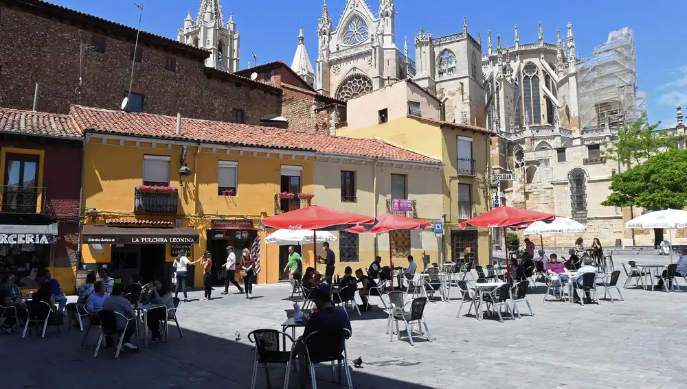 Varias personas disfrutan este lunes de una terraza en los alrededores de la Catedral de León, durante la primera jornada de la región en la fase 1 del coronavirus