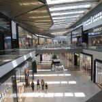 Aspecto que presentaba el centro comercial Lagoh, en Sevilla, esta mañana tras su reapertura
