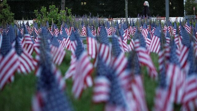 -FOTODELDÍA-CJX01. BOSTON, 25/05/2020.- Una mujer camina por el jardín de la bandera en el Monumento a los Héroes Caídos de Massachusetts en Boston, Massachusetts, EE. UU., el 25 de mayo de 2020. Estados Unidos observa el Día de los Caídos el lunes para honrar al personal militar que murió mientras servía en las Fuerzas Armadas de los EE. UU. EFE/EPA/CJ GUNTHER