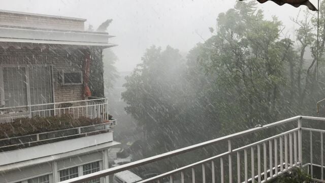 Vista de una granizada este lunes en el barrio de Alameda de Osuna en Madrid.