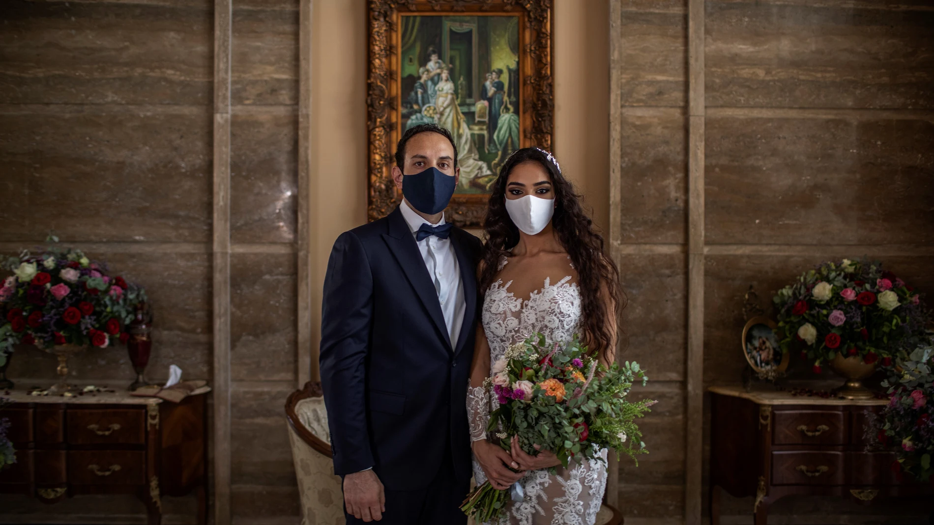 Rody Maalouf, 38, y Mira Khory, 28 posando en el salon de su casa para la foto de recuerdo de bodas.
