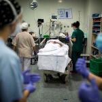 Sanitarios atienden a un paciente en el hospital Puerta de Hierro de Madrid
