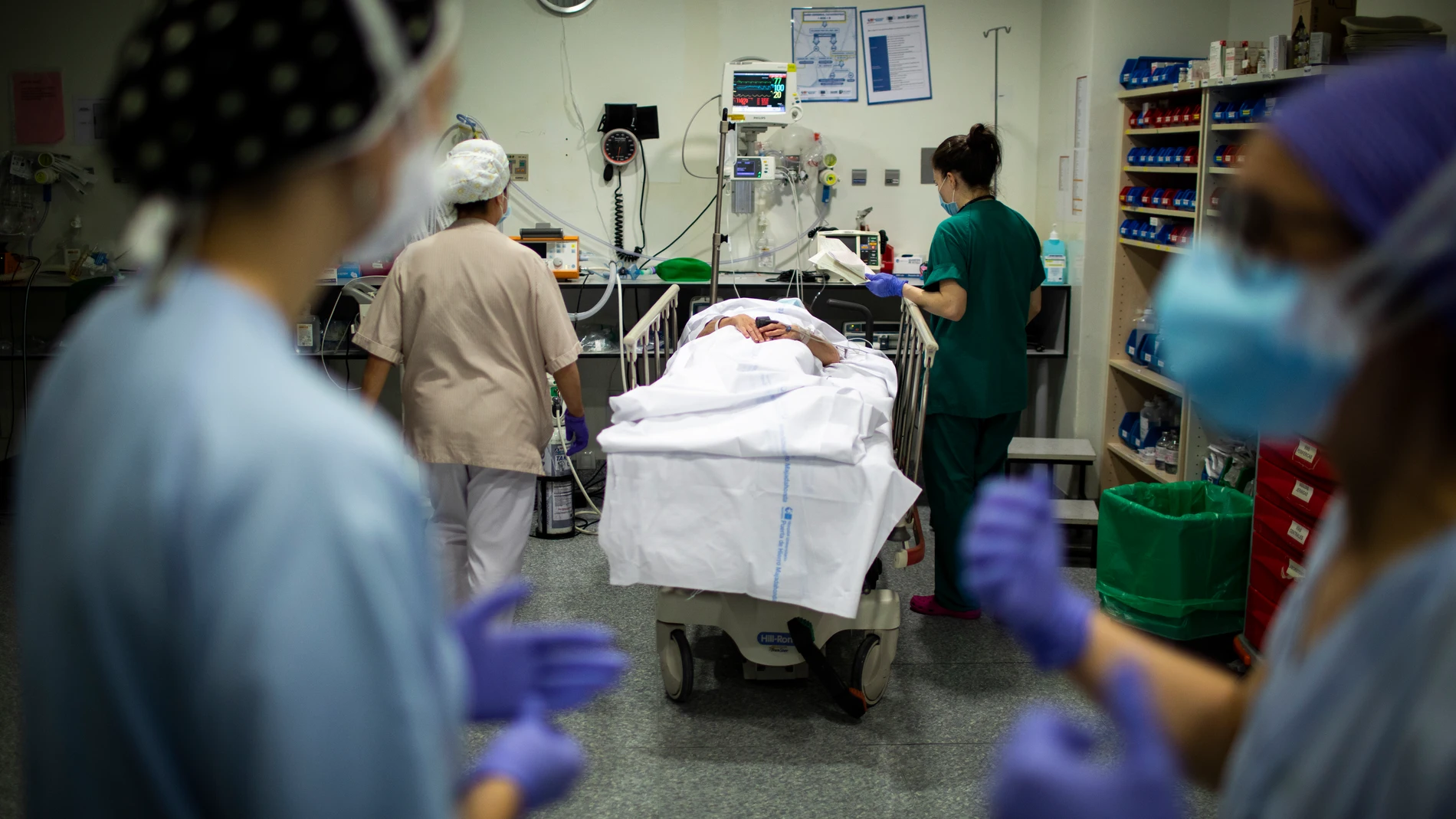 Sanitarios atienden a un paciente en el hospital Puerta de Hierro de Madrid