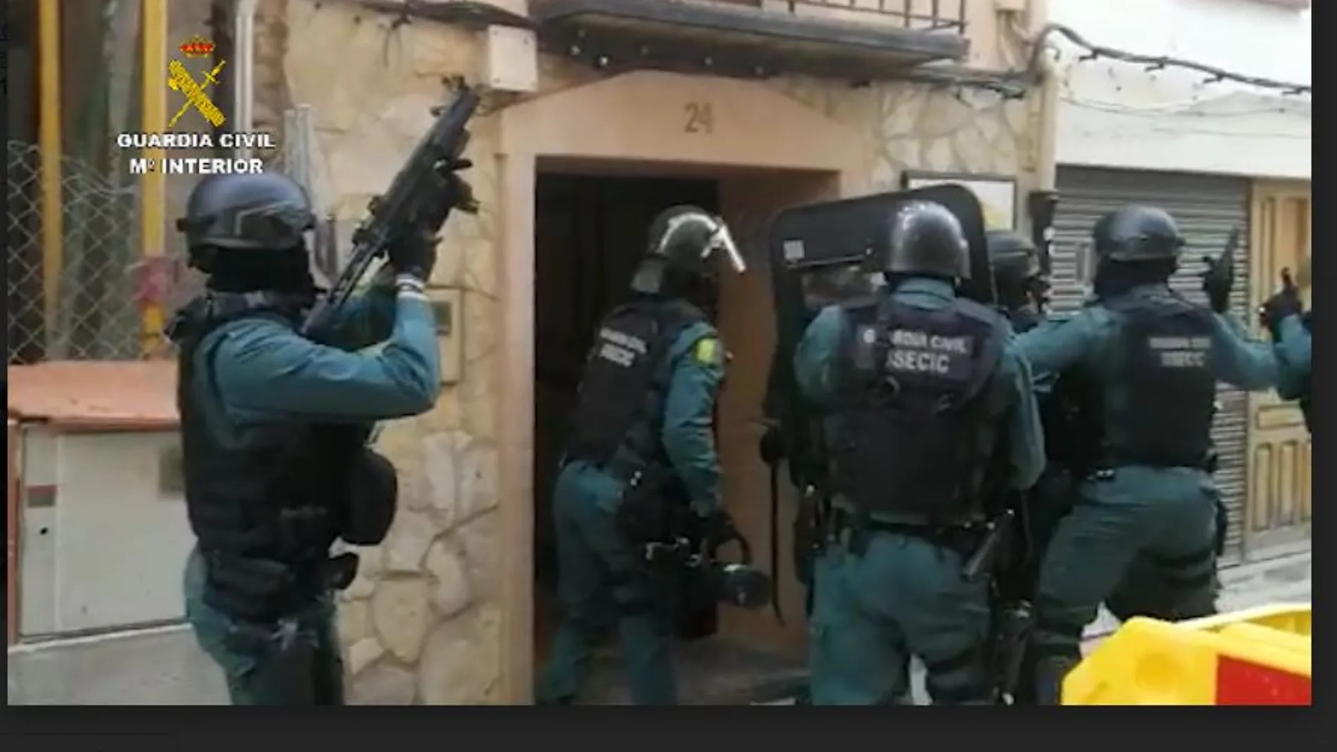 La Guardia Civil irrumpe en una de las casas "okupadas"
