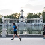 Varias personas hacen deporte a primera hora del dia junto al Estanque del Parque del Retiro de Madrid