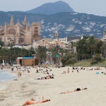 Bañistas en una playa de Palma