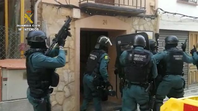 La Guardia Civil irrumpió en la vivienda ocupada ilegalmente y detuvo a los delincuentes