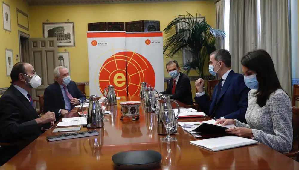 Los Reyes durante su reunión en el Real Instituto Elcano