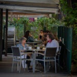 Varias personas disfrutan en una terraza de un bar durante el primer día de la Fase 1, cuando se reabren al público las terrazas al aire libre de los establecimientos de hostelería y restauración limitándose al 50% de las mesas y garantizándose una distancia de 2 metros entre mesas o agrupaciones de mesas. En Barcelona, Catalunya (España), a 25 de mayo de 2020.25 MAYO 2020 HOSTELERÍA;BAR;RESTAURANTE;FASE 1;DESESCALADA;COVID-19;CORONAVIRUS;PANDEMIA;ENFERMEDADDavid Zorrakino / Europa Press25/05/2020