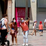 Malagueños paseando por la calle con mascarillas