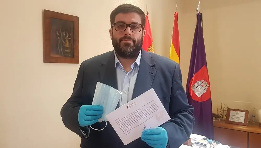 El alcalde de Ávila, Jesús Manuel Sánchez Cabrera, con el sobre con mascarillas repartido entre los vecinos.AYUNTAMIENTO DE ÁVILA25/05/2020