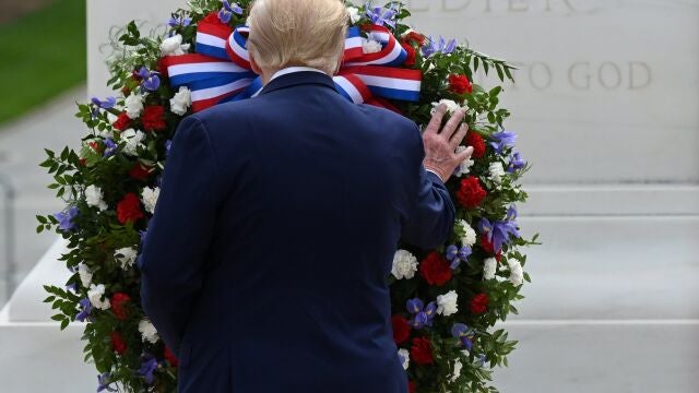 El presidente Donald Trump durante un homenaje en la tumba al soldado desconocido en el cementerio de Arlington, en Washington