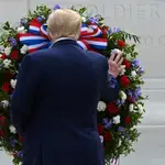 El presidente Donald Trump durante un homenaje en la tumba al soldado desconocido en el cementerio de Arlington, en Washington