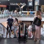 Varias personas con mascarilla en el centro comercial Nueva Condomina, este lunes primer día de apertura de grandes superfícies y centros comerciales, tras entrar en la fase 2 en la Región de Murcia.EFE/Marcial Guillén