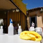 Desinfectante y geles para los clientes en un bar de la localidad vallisoletana de Villafrechós
