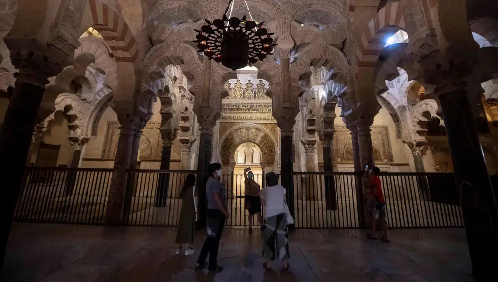 Varias personas observan el interior de la Mezquita-Catedral