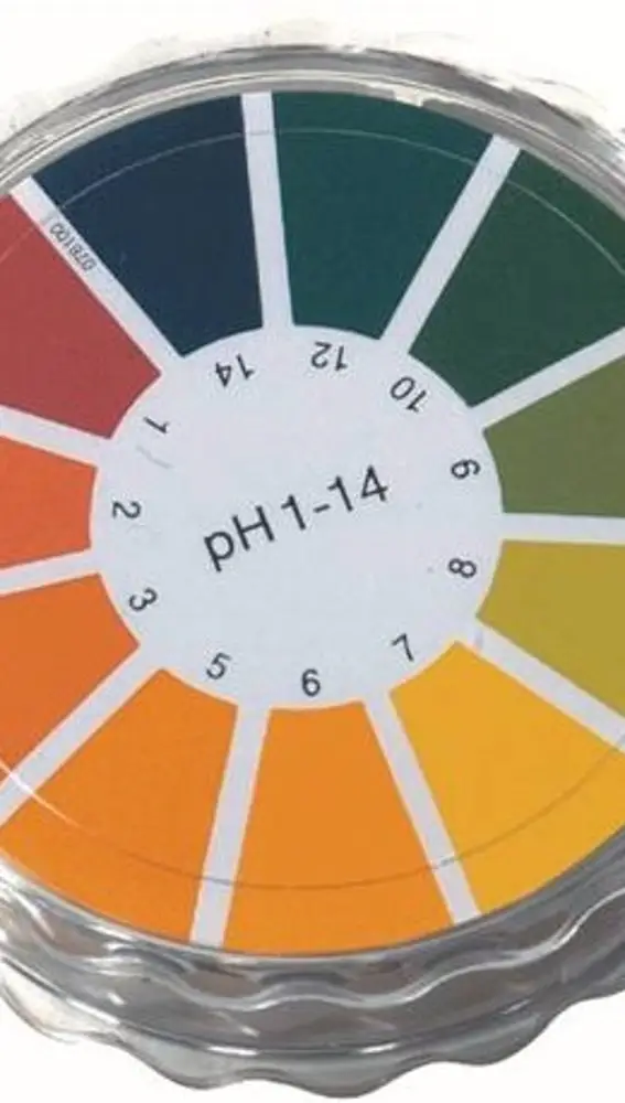 Papel tornasol para medir el pH. Al humedecerlo, toma un color que se puede comparar con los colores de referencia.