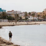 Bañistas en una playa de Palma de Mallorca durante el primer día de la fase 2