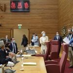 Diputados de Les Corts guardan el distanciamiento y musan mascarillas