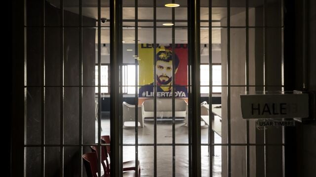 Un cartel que pide la libertad del líder opositor venezolano Leopoldo López, en la entrada a la sede del partido político Voluntad Popular, en Caracas (Venezuela).
