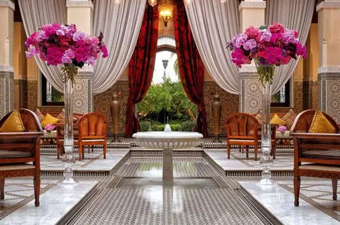 Arquitectura tradicional y bellos jardines en el hotel de lujo Royal Mansour Marrakech