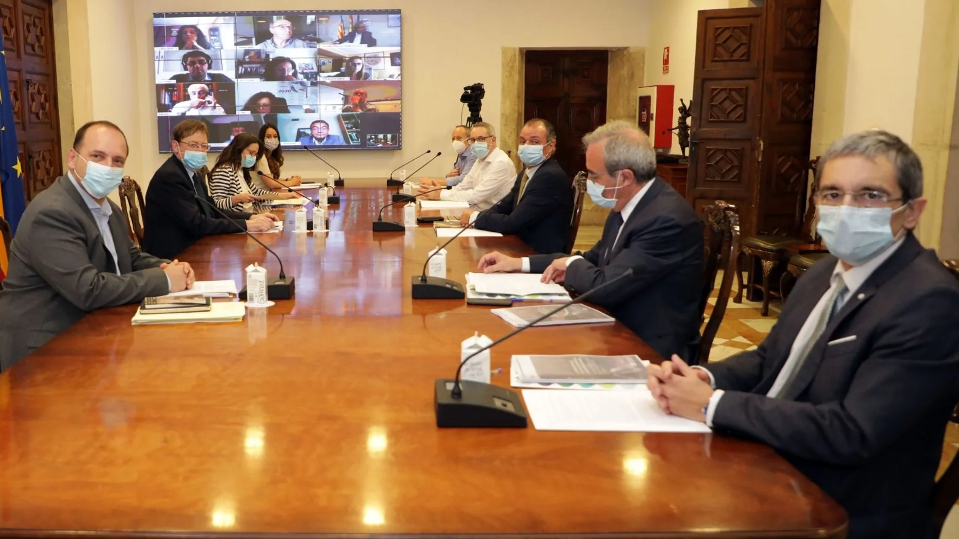 El presidente de la Generalitat valenciana, hoy en la reunión con los agentes sociales