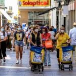 Imagen de ciudadanos paseando por Sevilla durante la fase 2 de estado de alarma