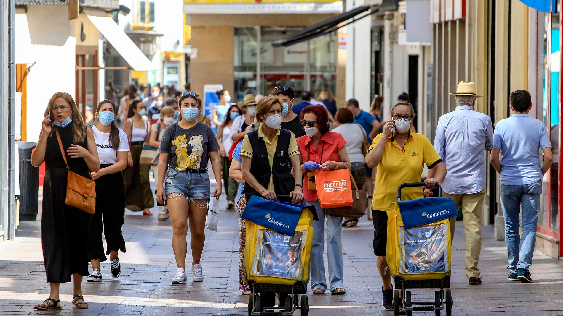 Imagen de ciudadanos paseando por Sevilla durante la fase 2 de estado de alarma
