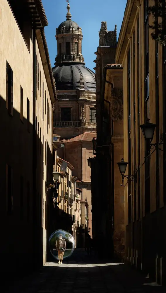 Una mujer pasea por las calles de Salamanca