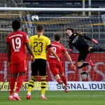 Burki, el portero del Dortmund, no puede evitar el gol de Kimmich