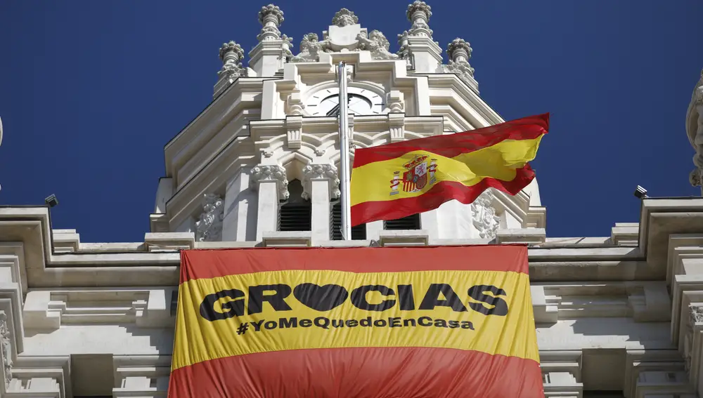 Banderas algunas a media asta en el Ayuntamiento de Madrid