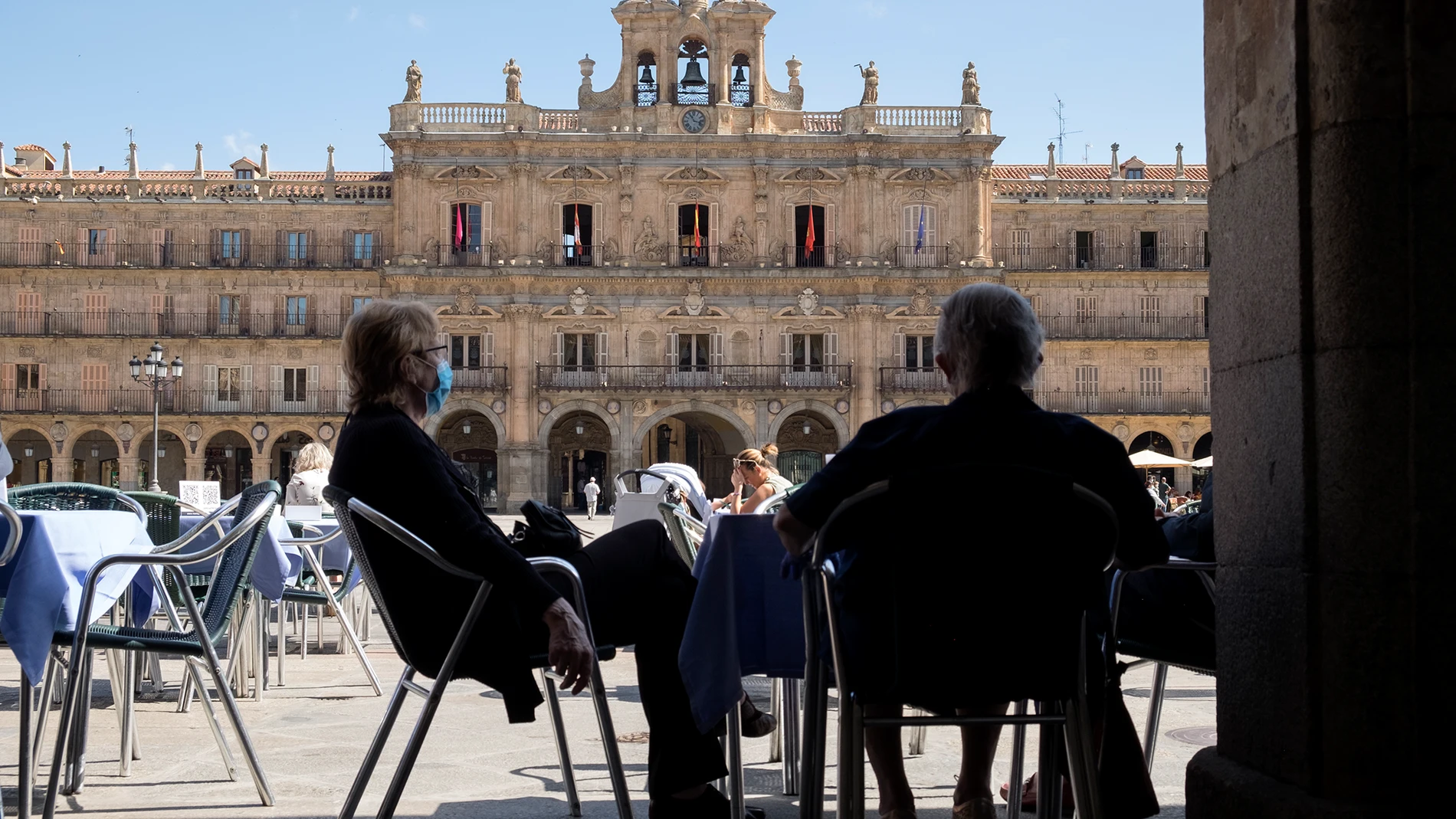 Gran afluencia de público en las terrazas de la Plaza Mayor de Salamanca