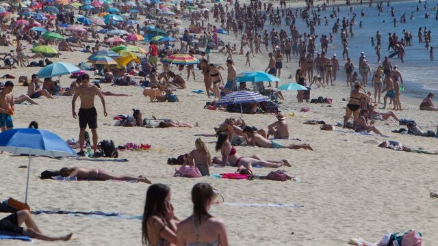 Numerosas personas aprovechan las buenas temperaturas en la playa de Samil en Vigo, este martes, en la segunda jornada de la fase 2