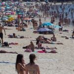 Numerosas personas aprovechan las buenas temperaturas en la playa de Samil en Vigo, este martes, en la segunda jornada de la fase 2