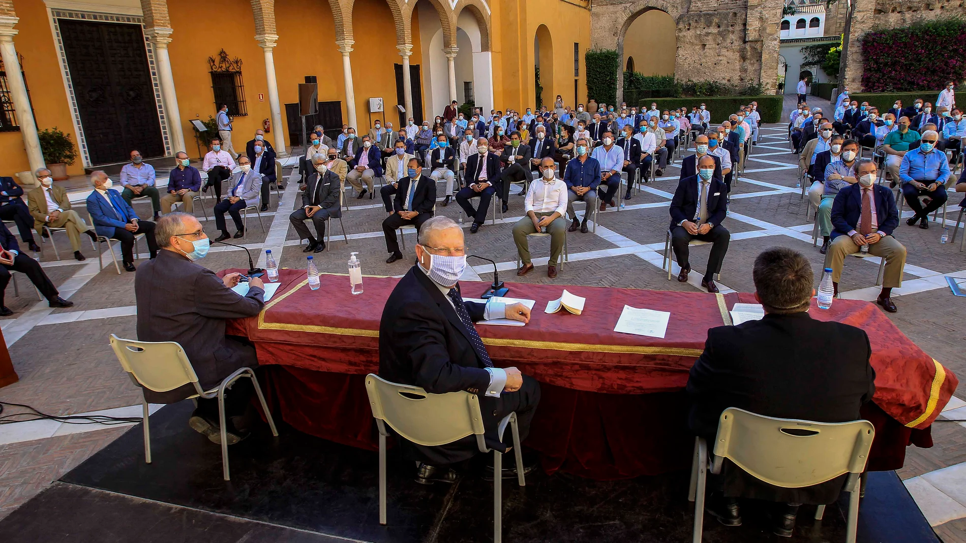 Asamblea de hermanos mayores de Sevilla, celebrada en el Alcázar