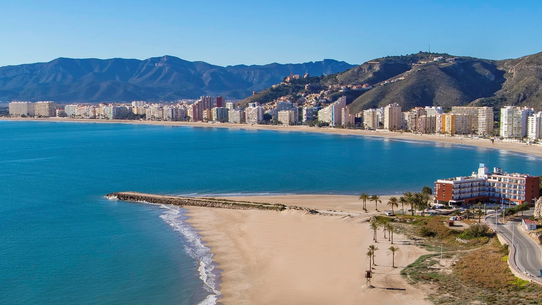 Turismo.- Cullera utilizará drones para controlar el aforo en las playas