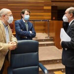 El presidente de la Junta de Castilla y León, Alfonso Fernández Mañueco, el vicepresidente, Francisco Igea, conversan con el Procurador del Común, Tomás Quintana, antes de comenzar el Pleno de las Cortes