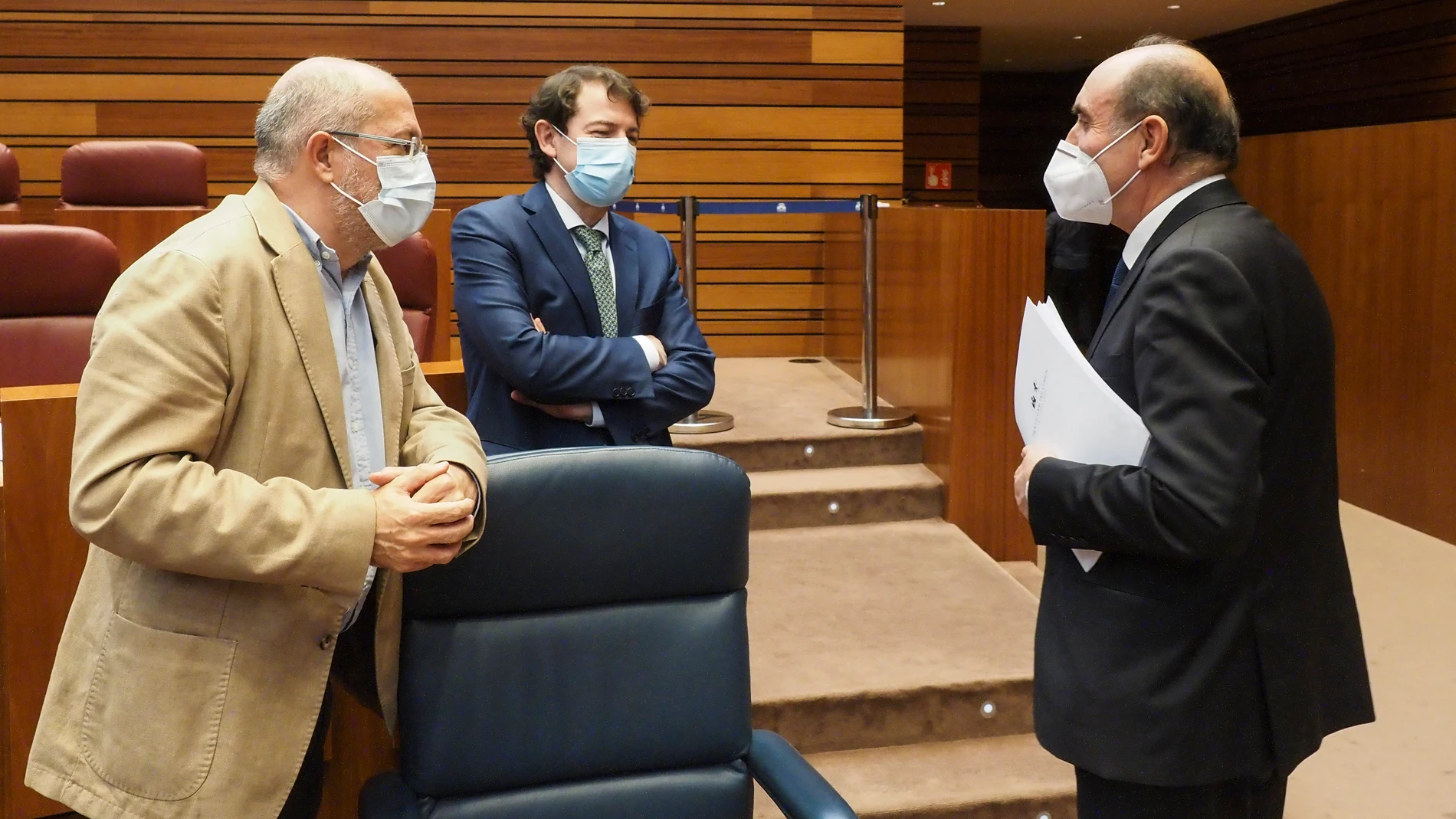 El presidente de la Junta de Castilla y León, Alfonso Fernández Mañueco, el vicepresidente, Francisco Igea, conversan con el Procurador del Común, Tomás Quintana, antes de comenzar el Pleno de las Cortes