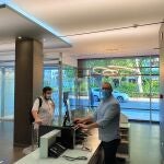 El estafador dejó la habitación que tenía reservada sin pagar y se fue a otro hotel