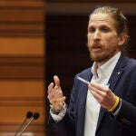 El diputado del Grupo Mixto Juan Pablo Fernández Santos, durante su intervención en la presentación del Pleno de las Cortes del Informe Anual del Procurador del Común correspondiente al año 2019 en una jornada que ha coincidido con el inicio de los diez días de luto oficial declarados por el Gobierno. En Valladolid, (Castilla y León), a 26 de mayo de 2020.26 MAYO 2020 POLÍTICA;PLENOMiguel Ángel Santos y Pablo Requejo. POOL / Europa Press26/05/2020