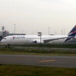 Queens (United States), 30/06/2017.- (FILE) - A LATAM airliner is seen on the runway before it takes off at John F. Kennedy Airport in Queens, New York, USA, 30 June 2017 (reissued 26 May 2020). According to media reports, LATAM Airlines Group SA said on 26 May that the company filed for Chapter 11 bankruptcy protection in the United States, following the devastating impact that the coronavirus pandemic had on air travel worldwide. (Estados Unidos, Nueva York) EFE/EPA/JASON SZENES