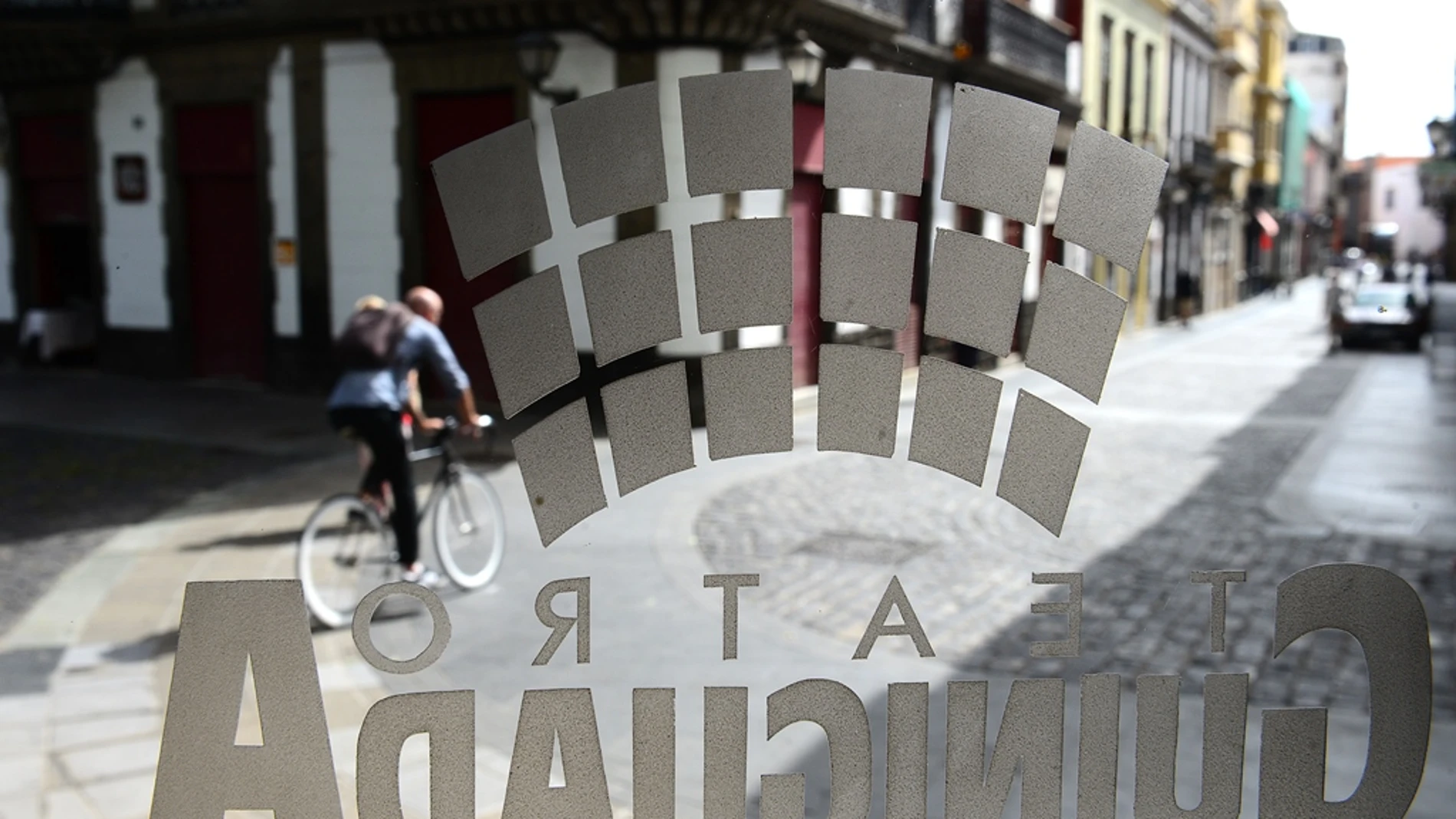 Imagen de la puerta del Teatro Guiniguada, en Las Palmas de Gran Canaria