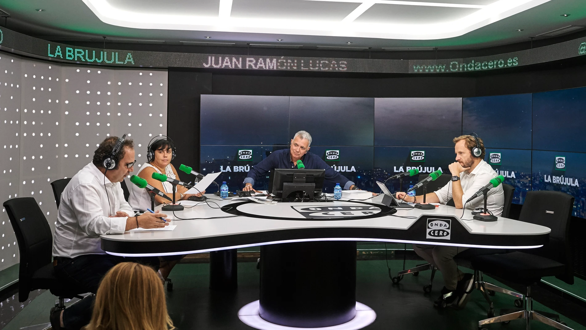 Juan Ramón Lucas (centro) presenta «La brújula», programa informativo de Onda Cero
