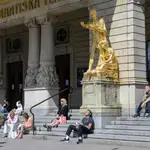 Suecos disfrutan del soleado día en las escalinatas del Teatro Dramático de Estocolmo